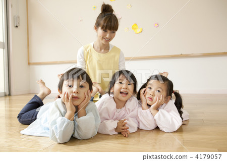 Kindergarten getting along with a cheek 4179057