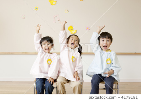 Children holding hands 4179181