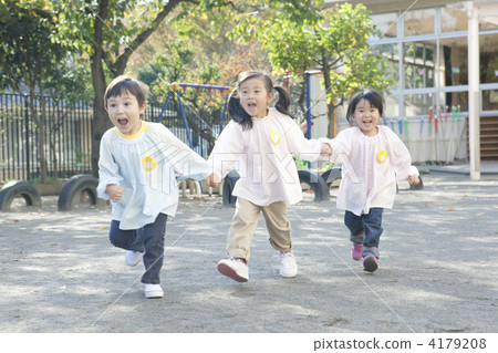 Children who run hand in hand 4179208