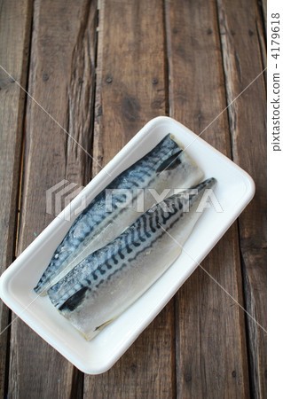 盛在食物托盤上的鯖魚片 - 鹹鯖魚片 4179618