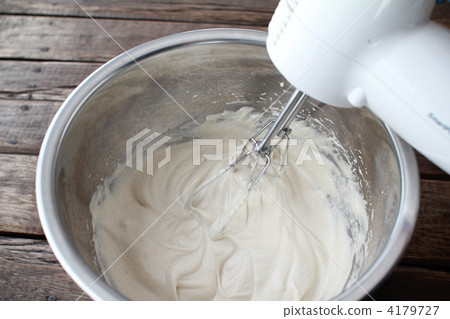 Meringue using cane sugar - electric mixer and stainless steel bowl 4179727