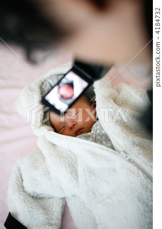 Parents who are pleased with their baby 5 days old and take photos with their mobile phones 4184732