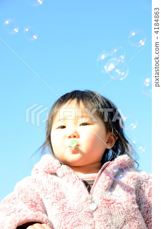 Girl playing soap bubbles 4184863