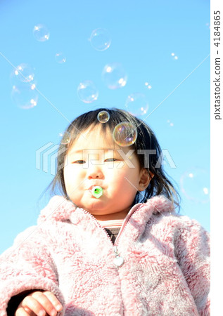 Girl playing soap bubbles 4184865