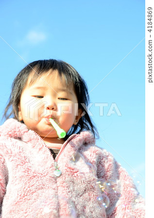 Girl playing soap bubbles 4184869