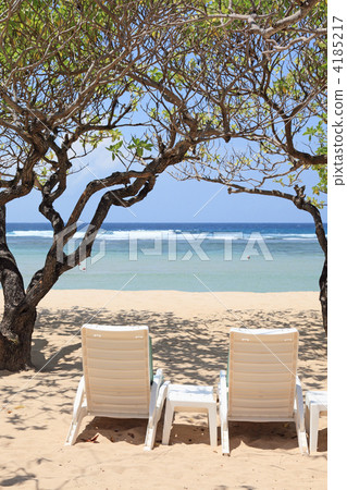 在努沙杜瓦海灘 4185217