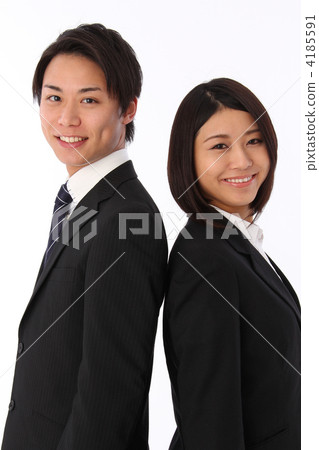男女背靠背穿著西裝笑著 4185591