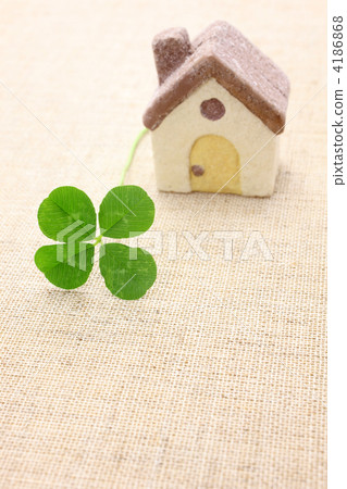 Housing image: four-leaf clover and house Housing image: four-leaf clover and house 4186868