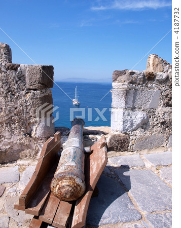 A cannon facing the sea 4187732