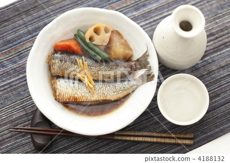 沙丁魚的煮薑和熱的紅薯 4188132