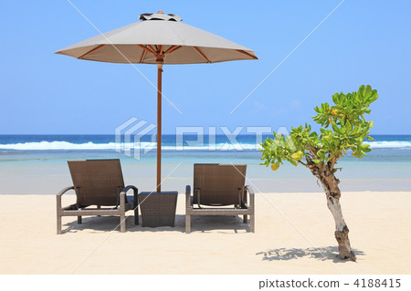 在努沙杜瓦海灘 4188415