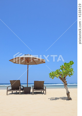 在努沙杜瓦海灘 4188419