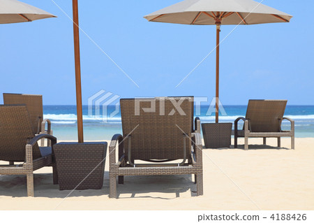 在努沙杜瓦海灘 4188426