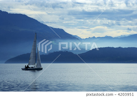 Sailing on lake Zug 4203951