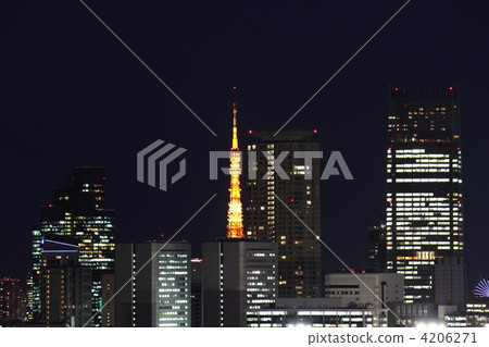 東京鐵塔夜視圖從新宿的 4206271