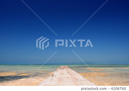 Okinawa Prefecture Ishigaki-shi Taketomi-jima Fine weather in the west jetty 4206768