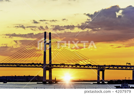 橫濱灣大橋的日出（從大阪市中區橫濱市） 4207979