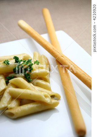 Gorgonzola's Penne and Grissini 4210920