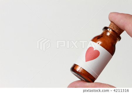 有一個棕色小瓶的手心臟標記標籤 有一個棕色小瓶的手心臟標記標籤 4211316