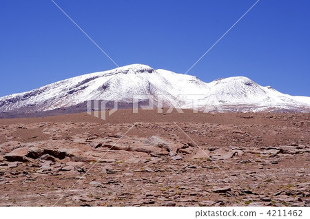 貧瘠沙漠的土地在智利共和國東部南部和南部盛夏的安第斯山脈海拔4500米附近蔓延。 4211462