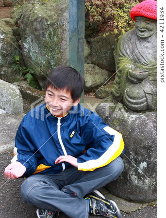 A boy imitating Jizo 4211934