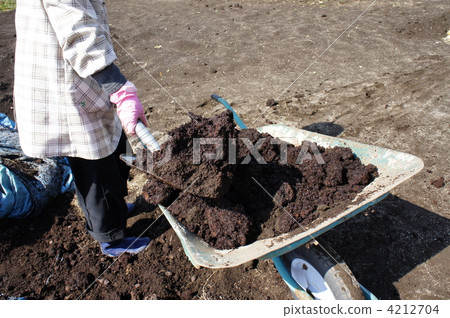 Carrying fertilizer with a unicycle 4212704
