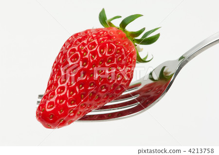 在叉子上的草莓 4213758