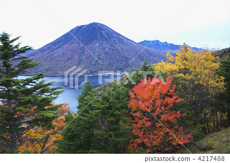 秋天的中禪寺湖和山。 秋天的中禪寺湖和山。 4217488