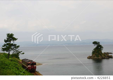 在Ameyahi海岸和Himi的女性岩石 4228851