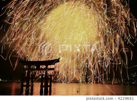[Hiroshima Prefecture] Miyajima Fireworks Festival 4229681