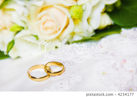 wedding rings with bouquet 4234177