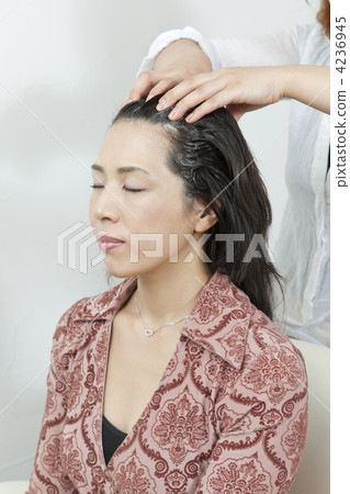 接受頭部水療的女性 4236945
