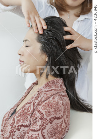 接受頭部水療的女性 4236946