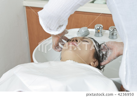 接受頭部水療的女性 4236950