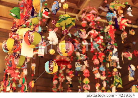 Hanging chicks Hanging chicks 4239164