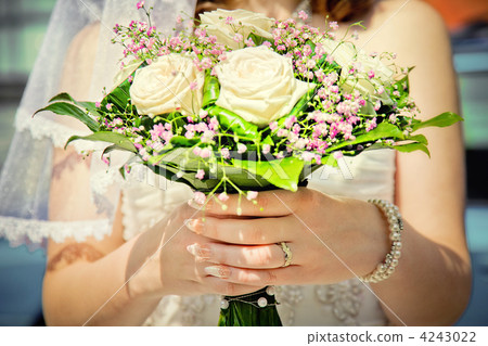 bride holding her wedding bouquet 4243022