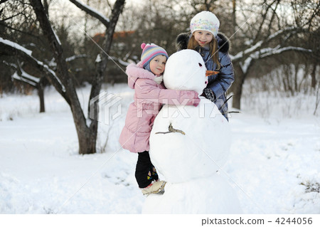 Girls with snowman 4244056