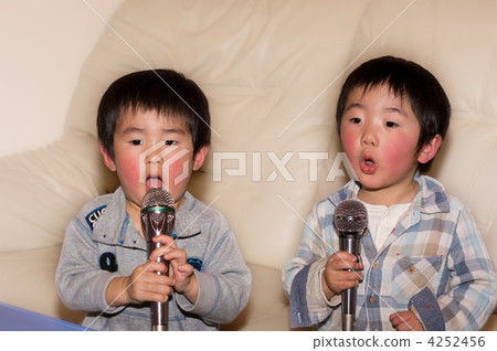 Brothers singing with my first karaoke _ microphone 4252456