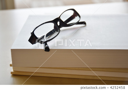 書籍和眼鏡 4252458