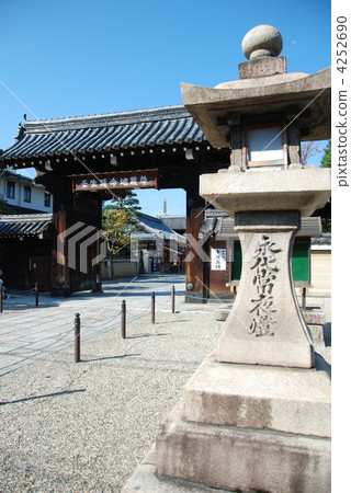 "Front gate (back) and stone lantern (front)" of Mibu-ji (Mibu-ji / Kyoto Ward, Kyoto City) 4252690