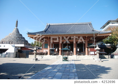 Main hall (right) and one thousandth pagoda (left) (Mibuji / Kyoto city Nakagyo-ku) Main hall (right) and one thousandth pagoda (left) (Mibuji / Kyoto city Nakagyo-ku) 4252696