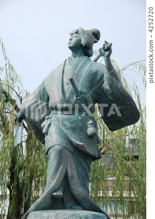 Statue of "Akoku no Ikkoku" (Shijo Ohashi Higashinori Kita / Higashiyama Ward, Kyoto City) 4252720
