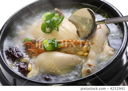 一個熱氣騰騰的samgyetan 4252942