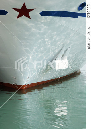Prow of a ship on the water 4259935