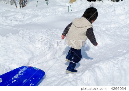 Sledding child 4266034