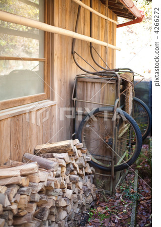 Eating under the eaves Eating under the eaves 4266272