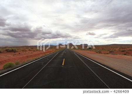 一條路3跟隨紀念碑谷，猶他州，美國 4266409