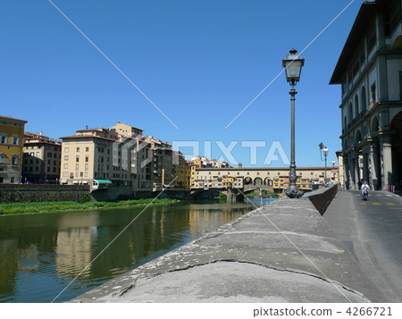 In and around the Florence Vecchio bridge 4266721