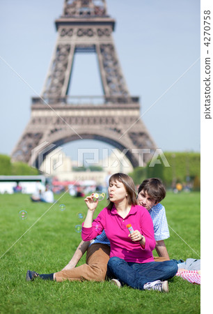 Happy young couple having a picnic and making bubbles Happy young couple having a picnic and making bubbles 4270758