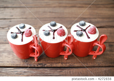 Berry-topped pudding in a red mug 4272838